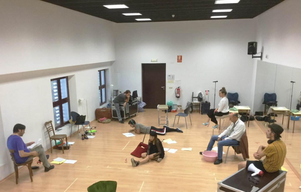 Inmersos en los ensayos de La prueba